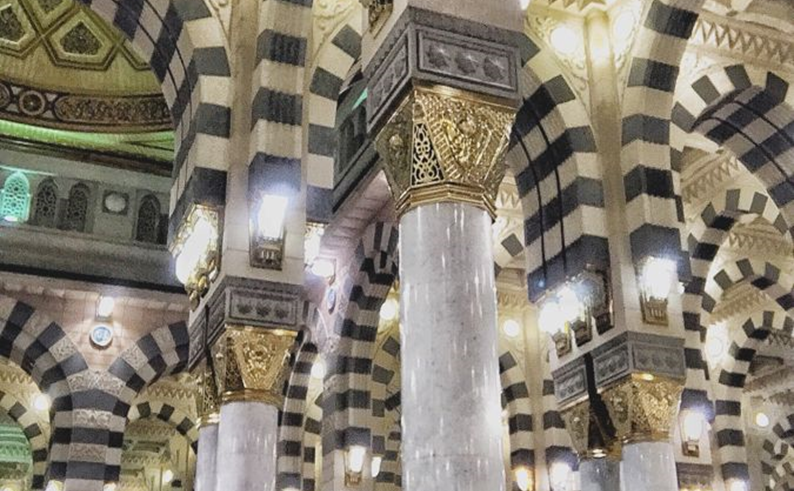 shalat di antara 2 tiang